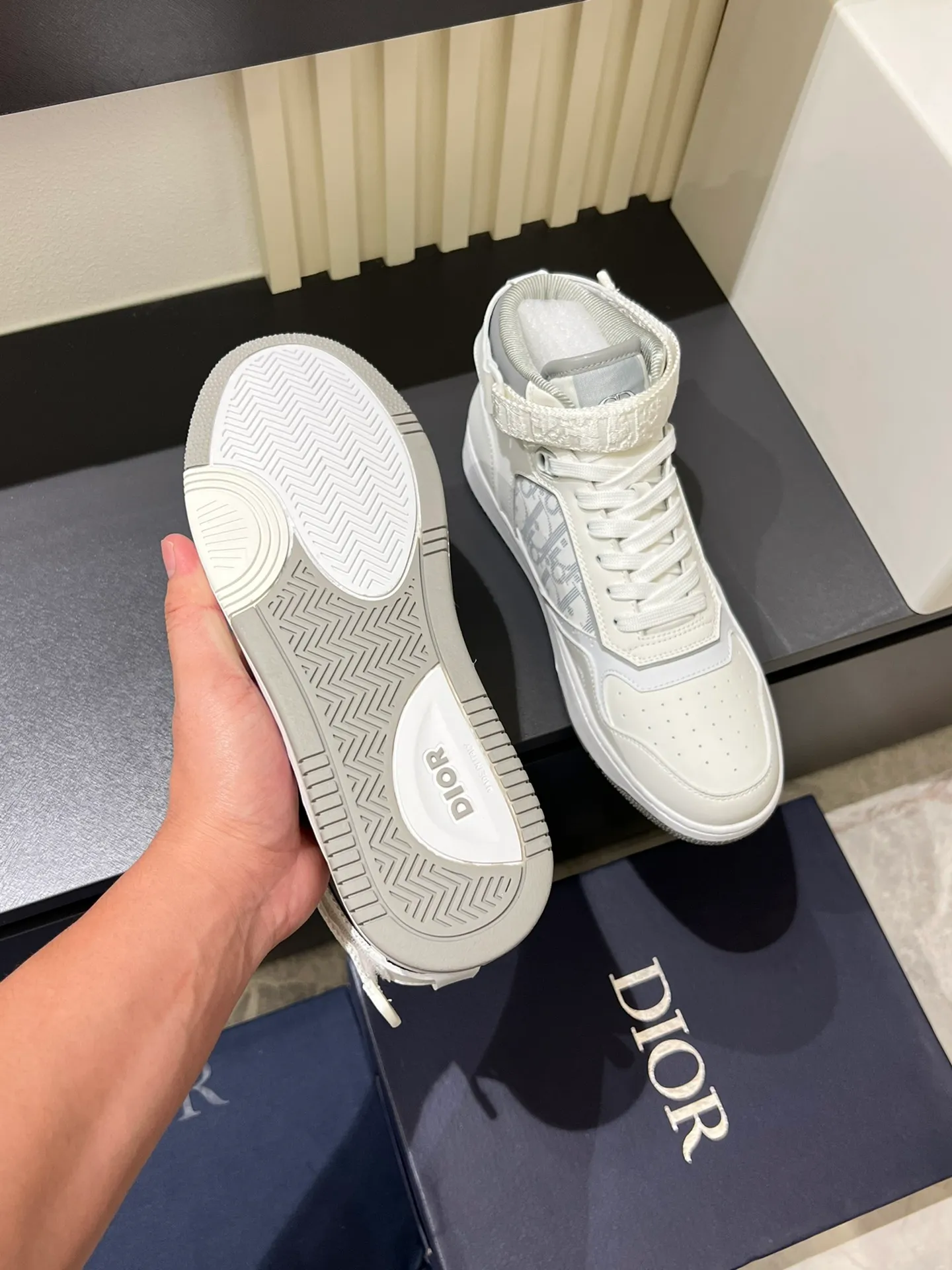 Men's shoes 💰p460 "Dio*" mid-top B27 casual sneakers. This B27 high-top sneaker is a new product in the series and continues Di*r's classic style. Crafted from gray and white smooth calf leather with beige and black Oblique print panels on the sides. The "CD Icon" shaped shoelace eyelets are clever and delicate, and the two-color rubber sole, rear collar and heel are all equipped with the brand's iconic details to enhance the style. Oblique printed straps at the ankle allow for an adjustable fit to complement the overall design. Fashionable and versatile, it can complement any look. Create an exquisite design with unique dynamic vitality and modern atmosphere, presented in low-top and high-top styles. This new must-have shoe adds a new dimension to Dior's archive heritage, embodying modern elegance. Purchase the original version and make it 1:1. If you need top quality, please come to me! Male 38-44!